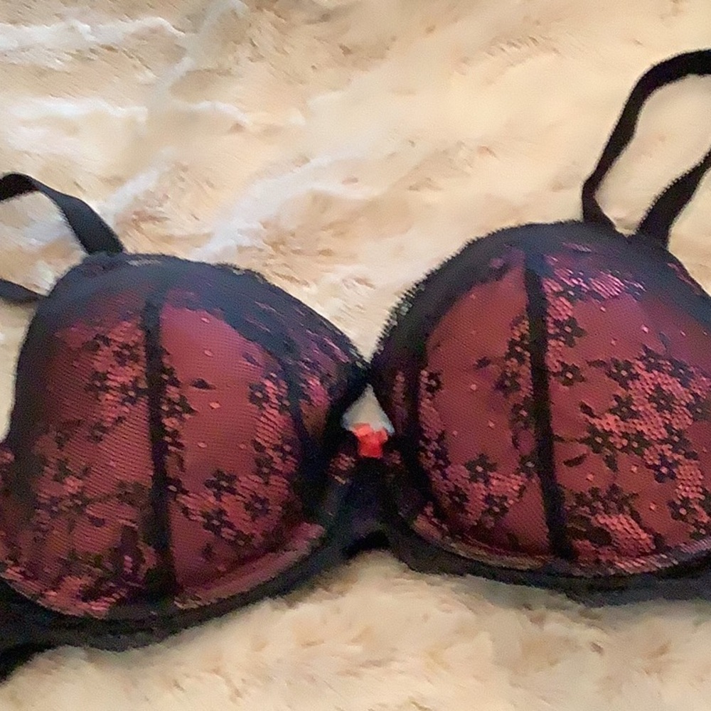 Victoria's Secret Black and Pink Lace Bra new without tag